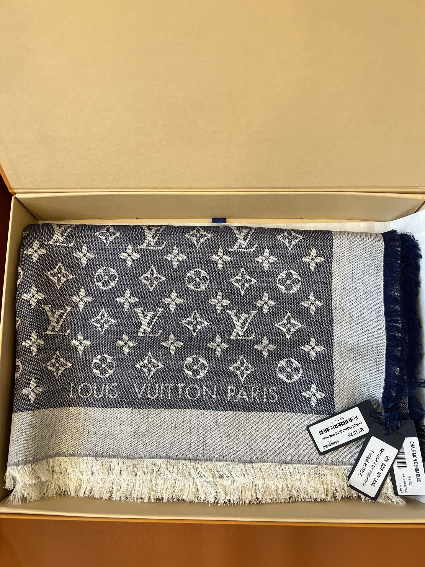 l0*is V*t0n scarf