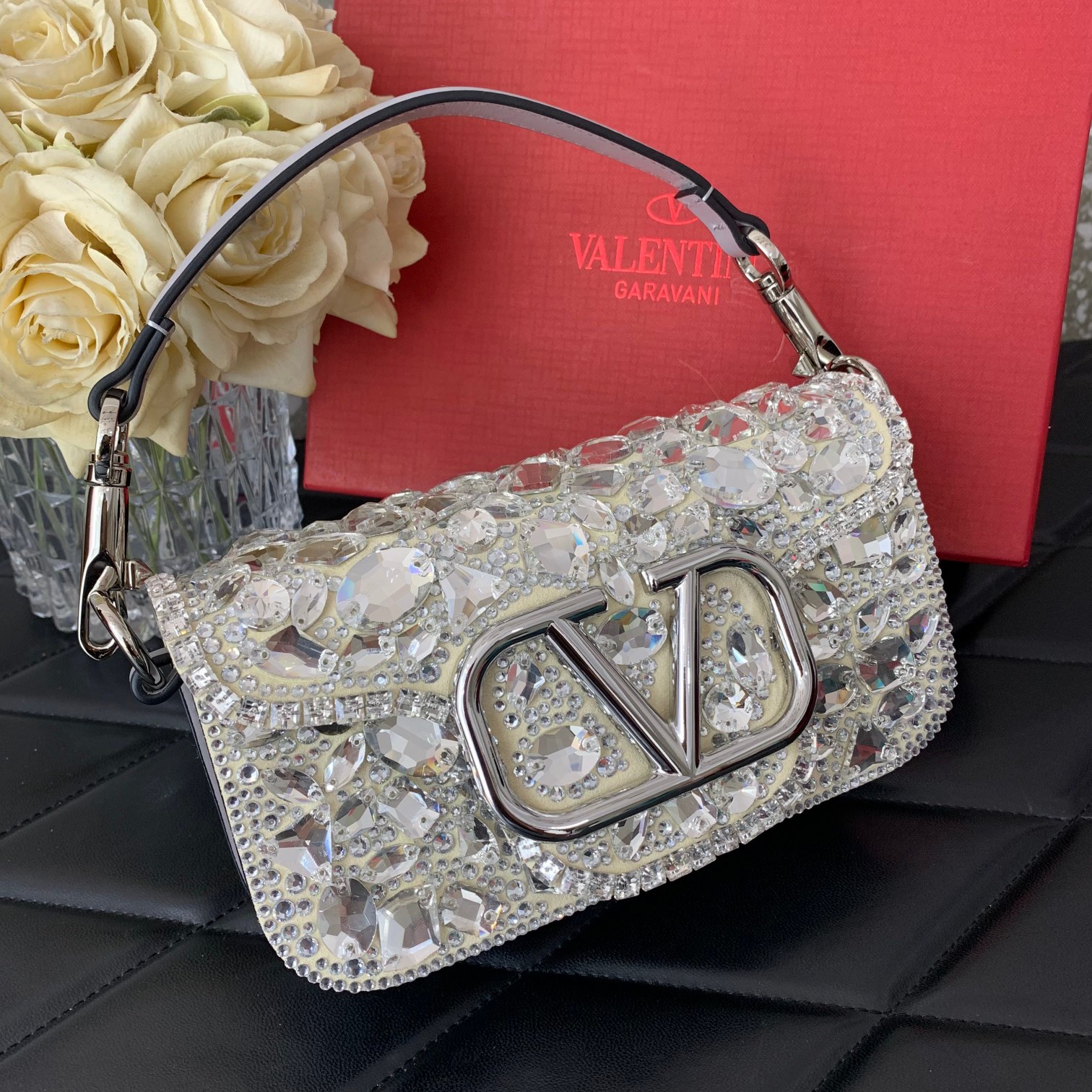 Va1e*ntin0 garavani mini loco bag-20*11*5cm
