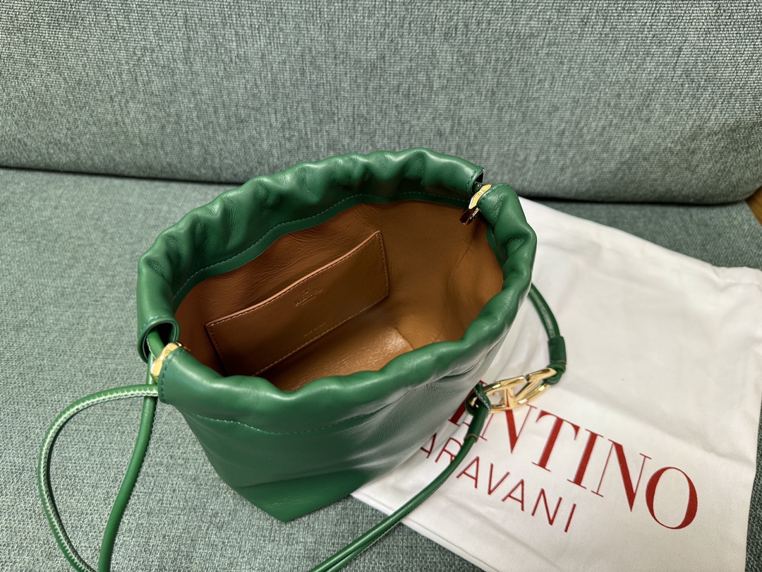 Va1e*ntin0 garavani vlogo pouf bag-20x17x8cm