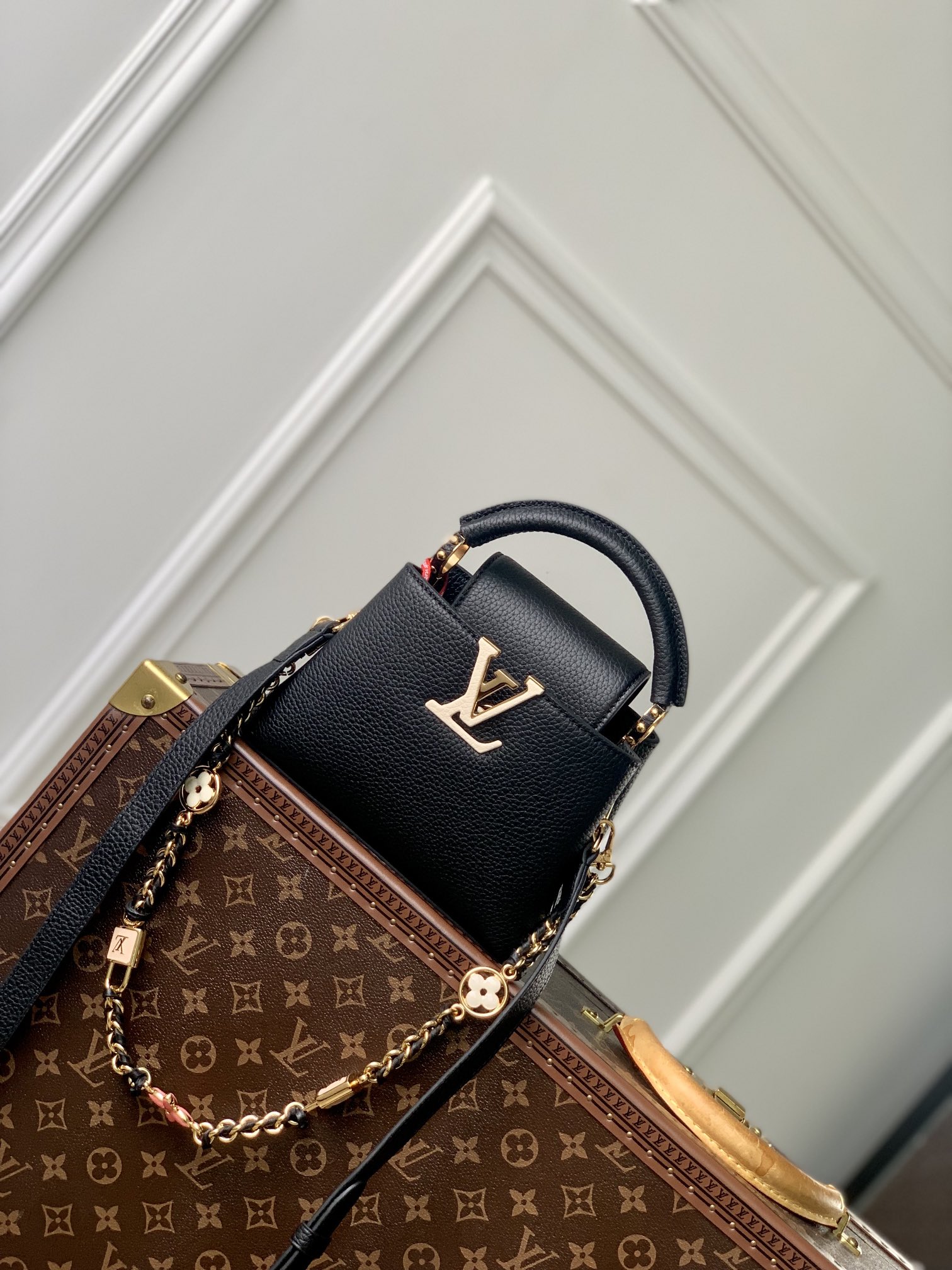 l0*is V*t0n capucines handlebag