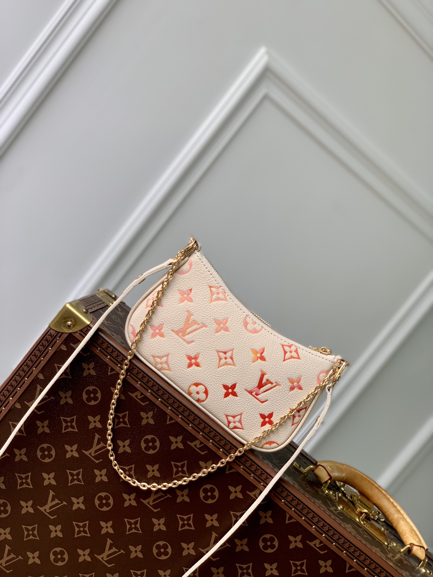 l0*is V*t0n easy pouch on strap-19x11.5x3cm