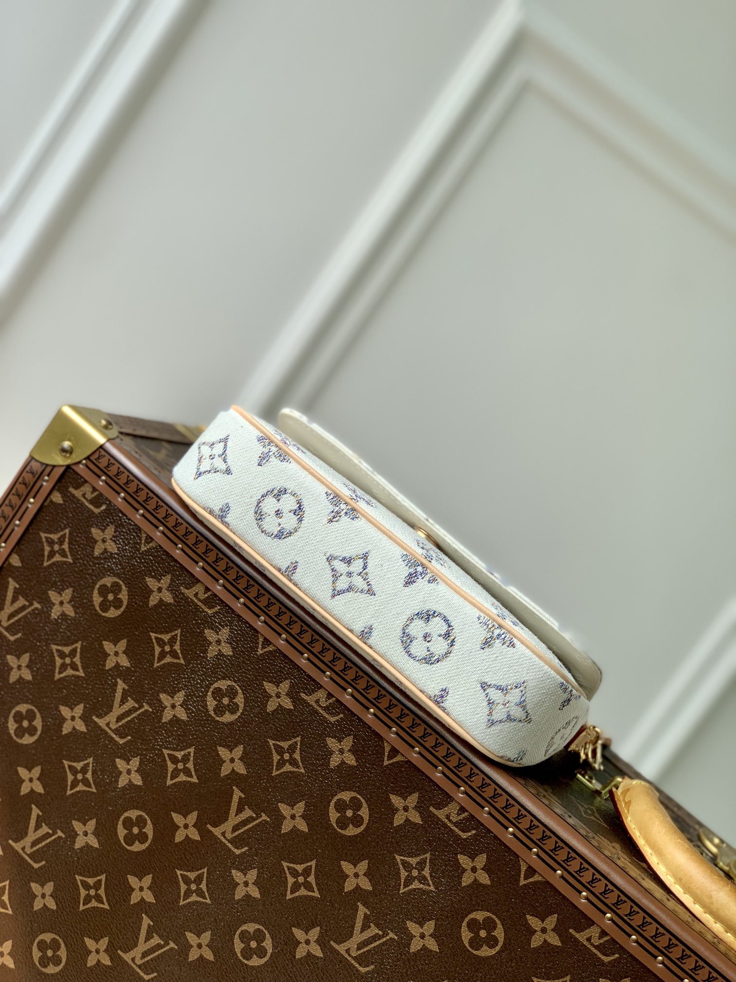 l0*is V*t0n wallet on chain ivy-23.5 x 12.0 x 4.3 cm