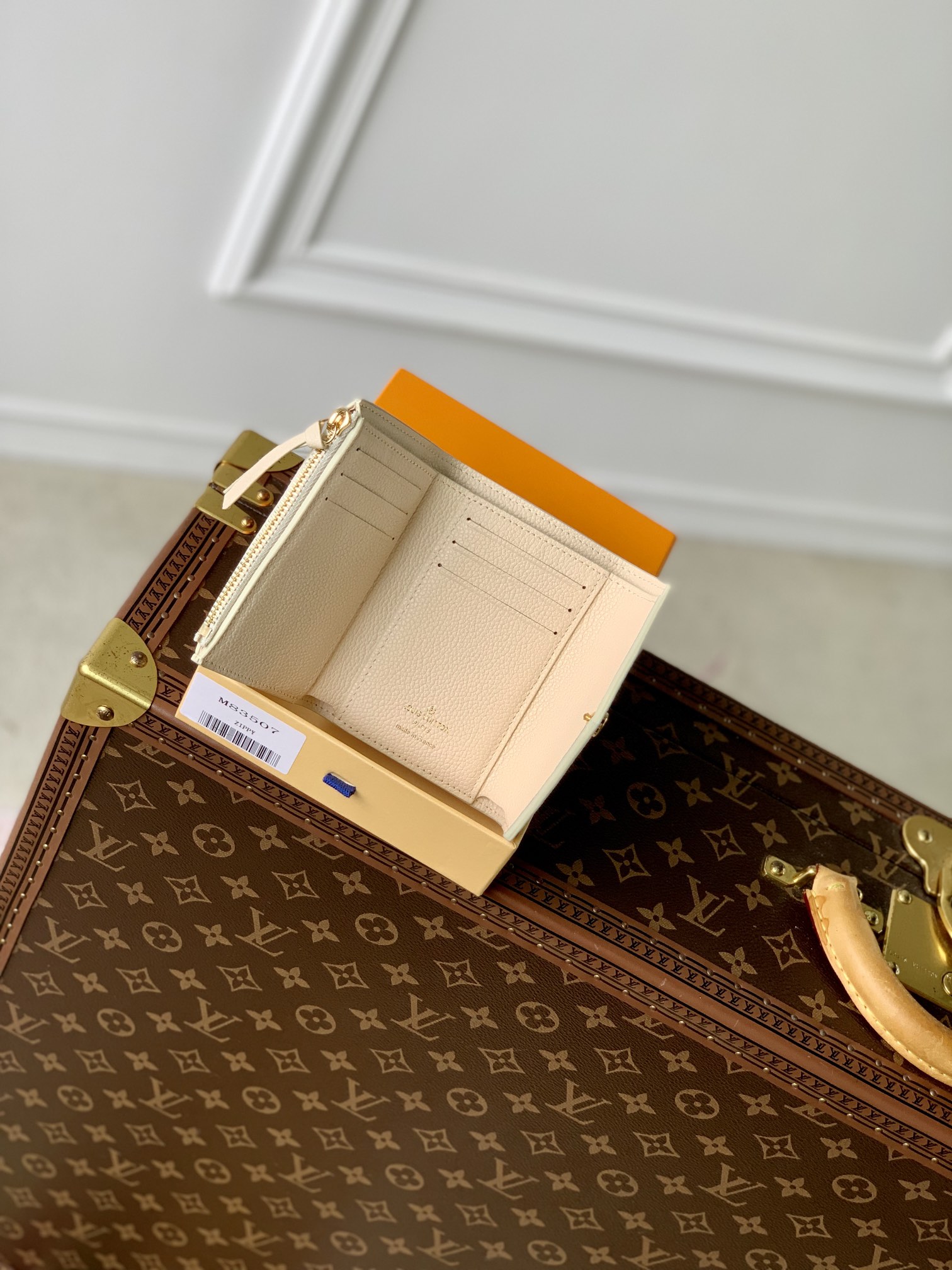 l0*is V*t0n m83507 wallet-4.3 x 3.5 x 1.2cm