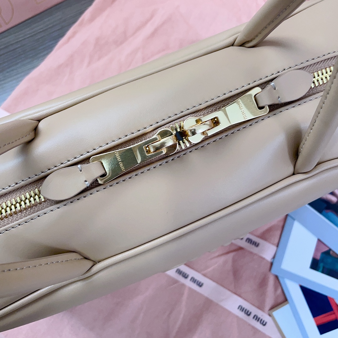 M*um*u leather top handbag-34x23x12cm