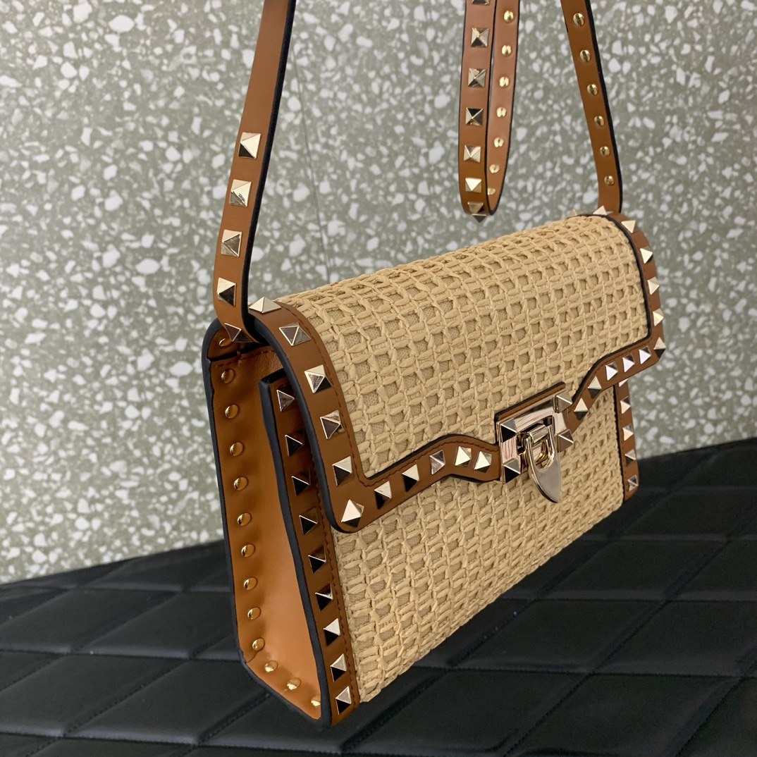 Va1e*ntin0 rockstud shoulder bag in woven raffia-22.5*15.5*6cm