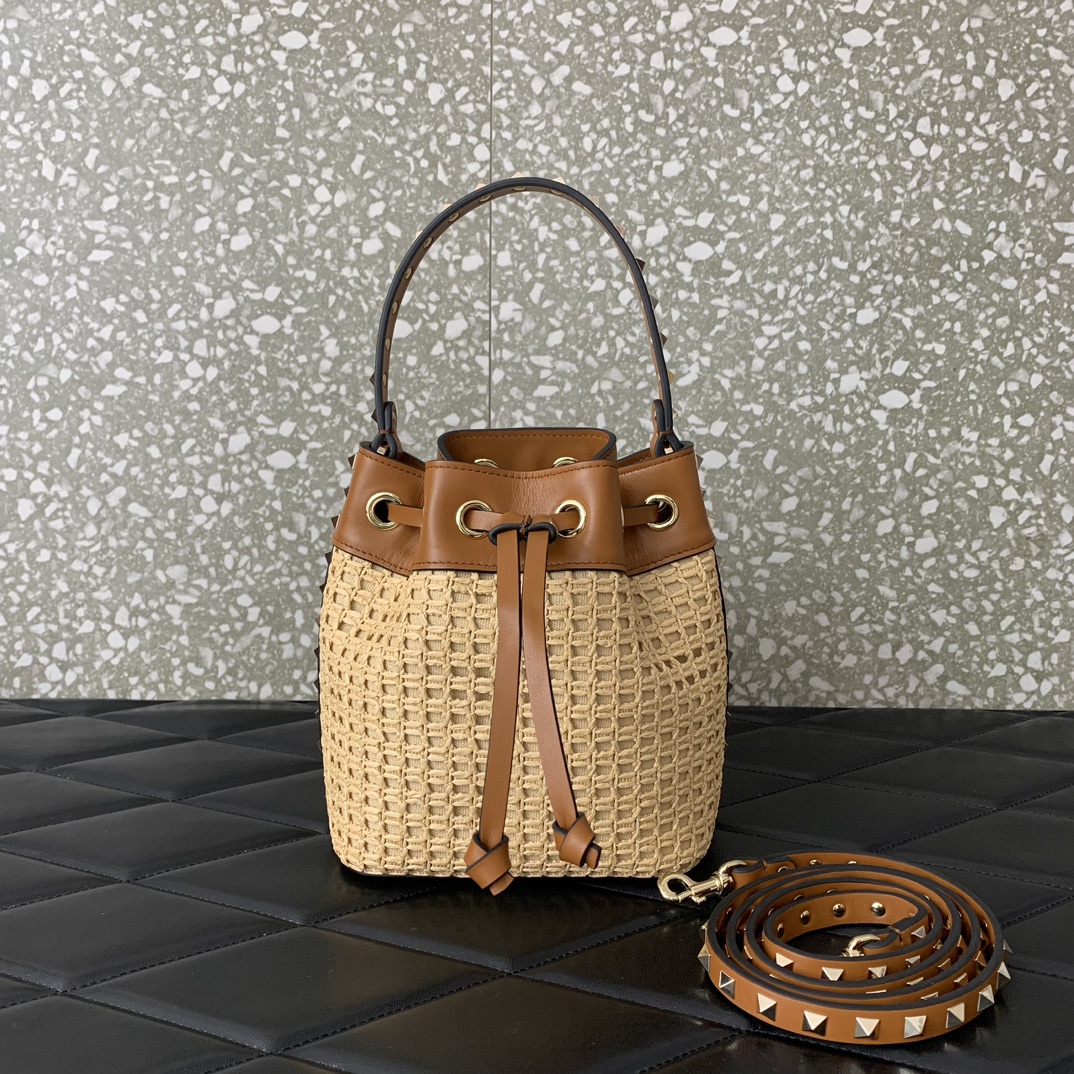 Va1e*ntin0 garavani rockstud bucket in woven raffia-16*18*11cm