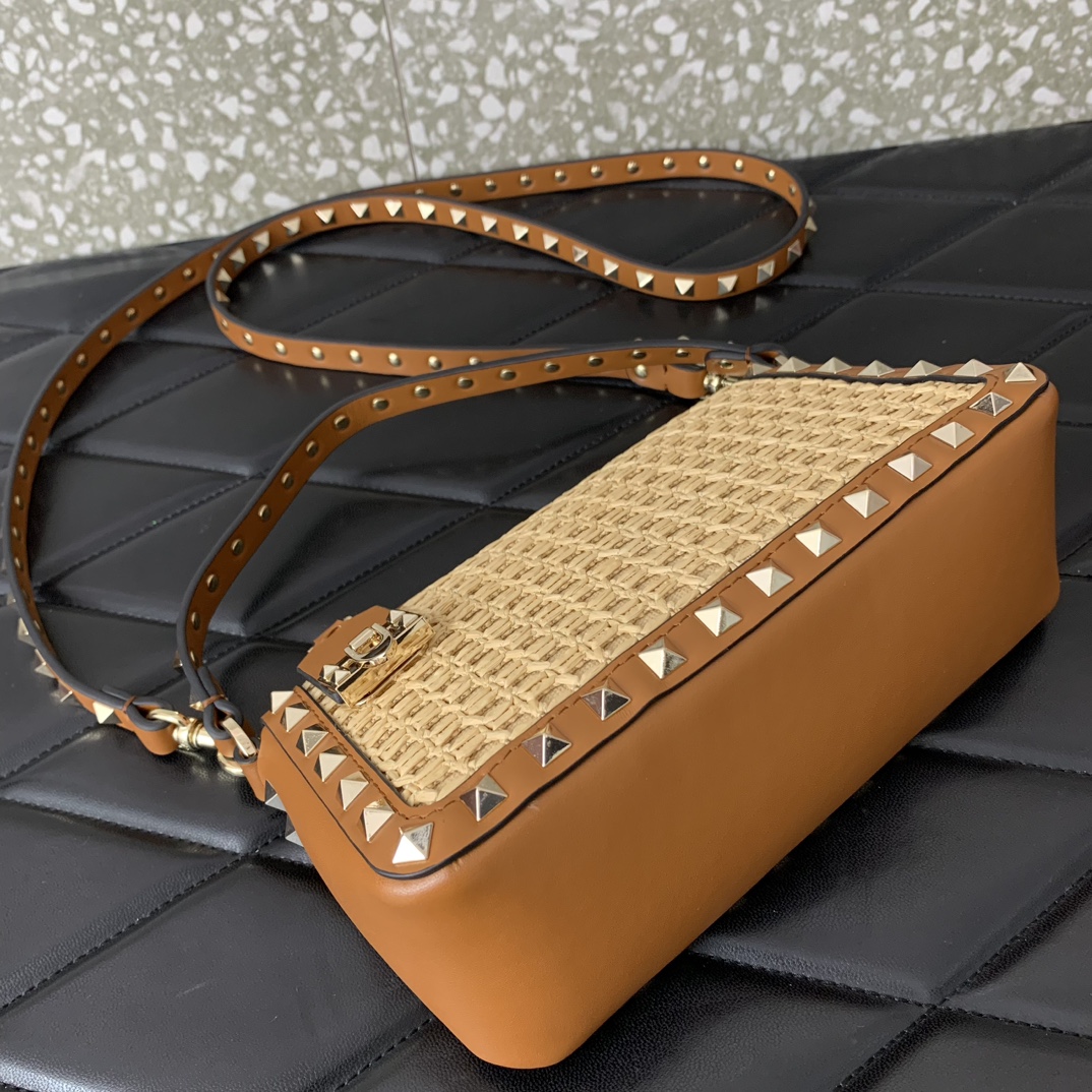 Va1e*ntin0 rockstud raffia bag-19*13*7cm