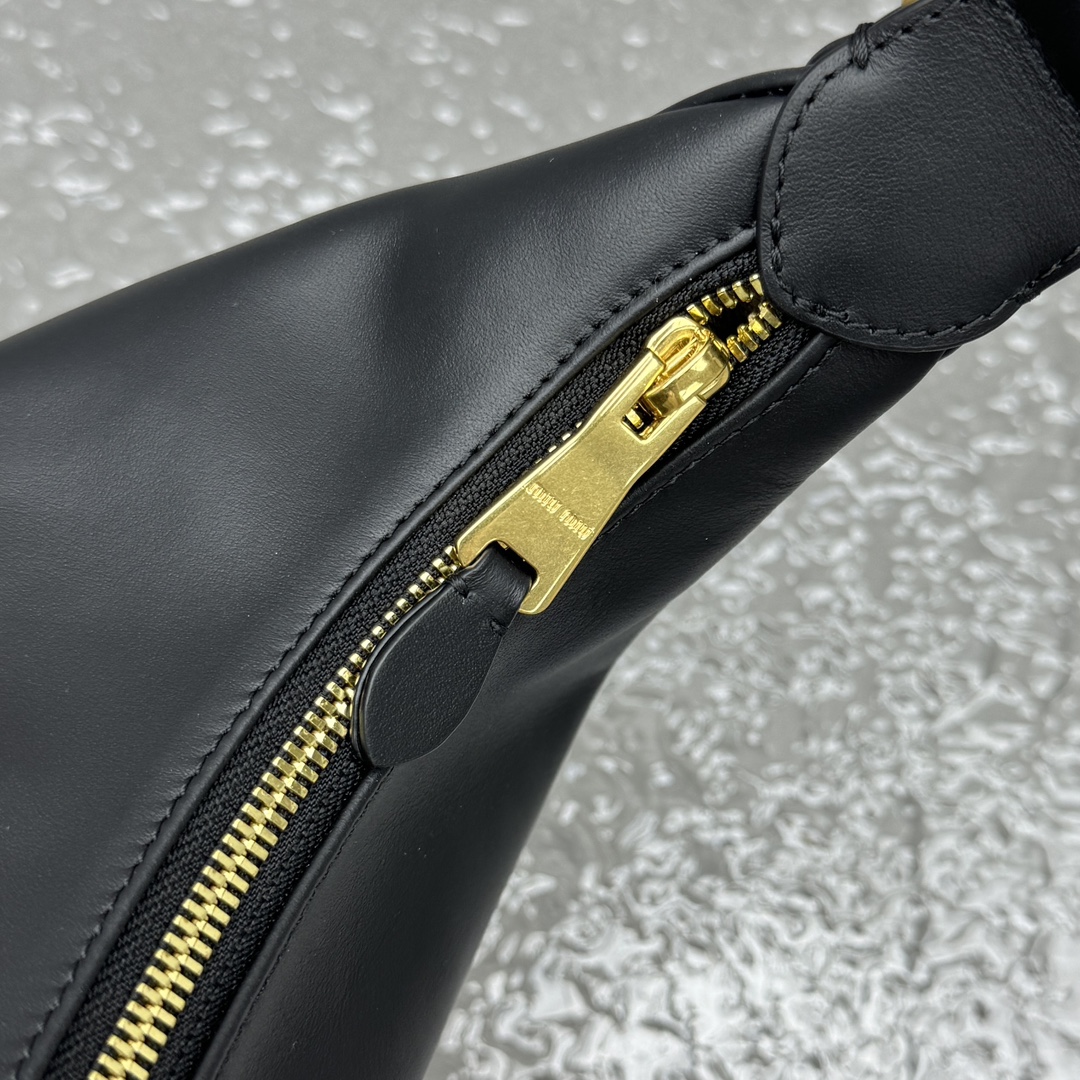 M*um*u black leather hobo bag-27*8*20cm
