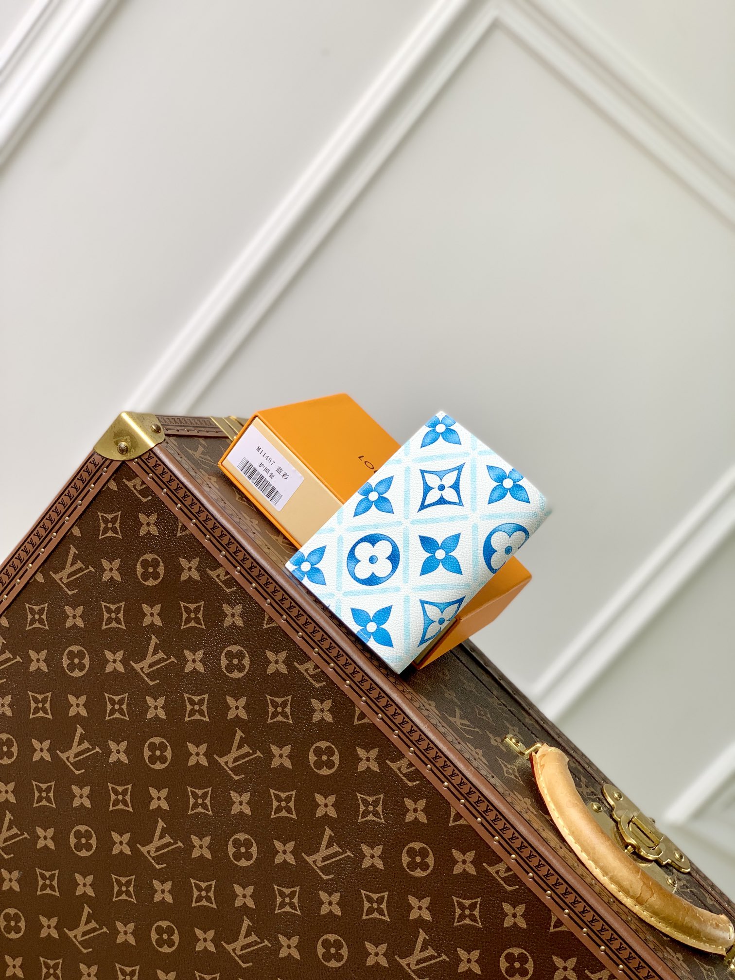 l0*is V*t0n by the pool wallet-10 x 14 x 2.5cm