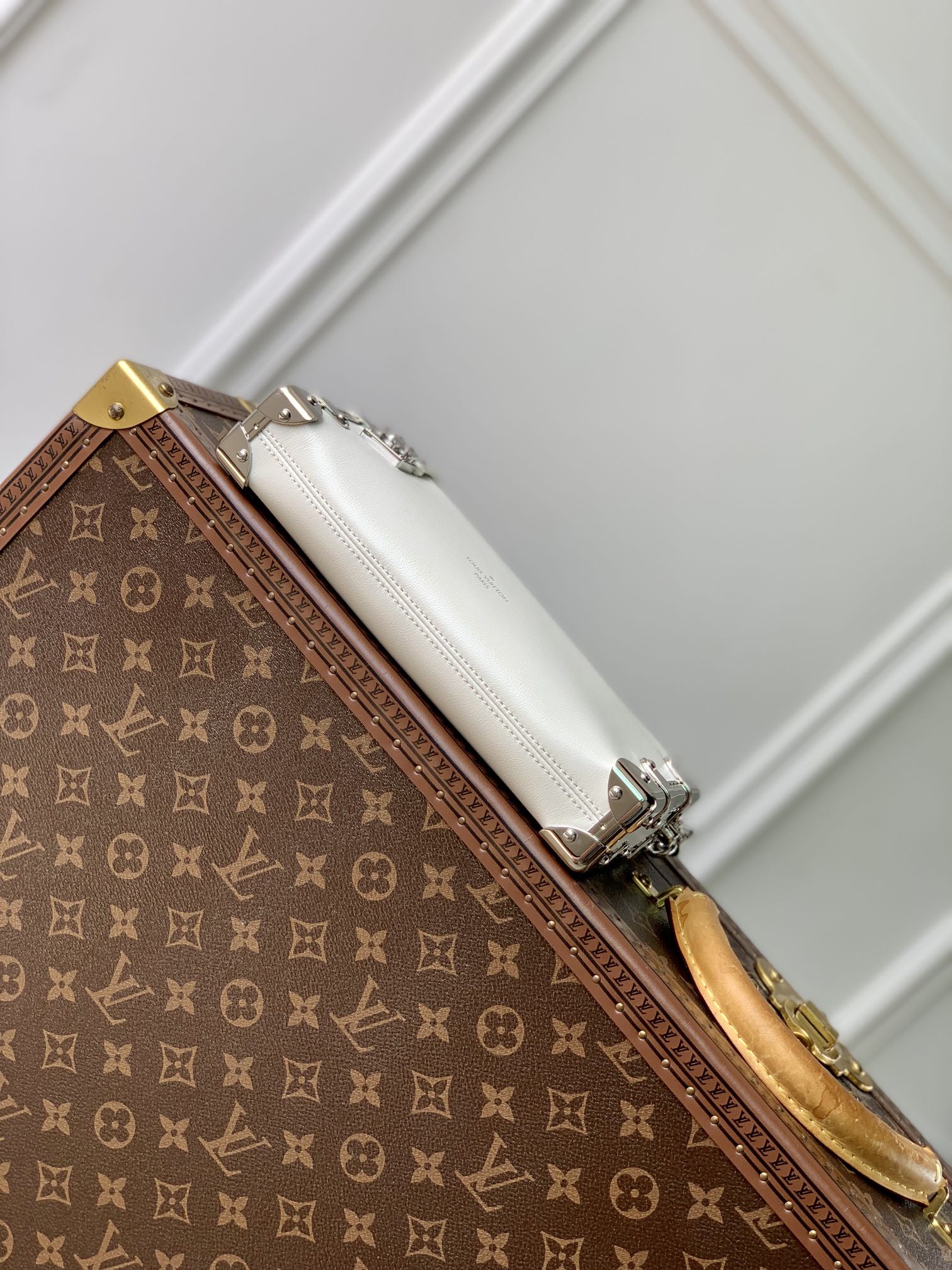 l0*is V*t0n slim trunk--m25445-23 x 12 x 4cm