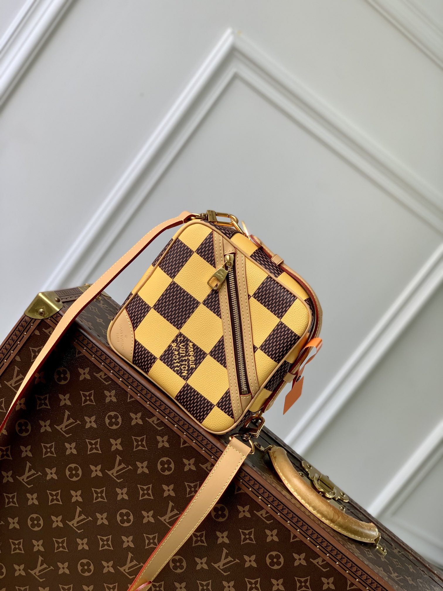 l0*is V*t0n chess messenger bag-24 x 24 x 8cm