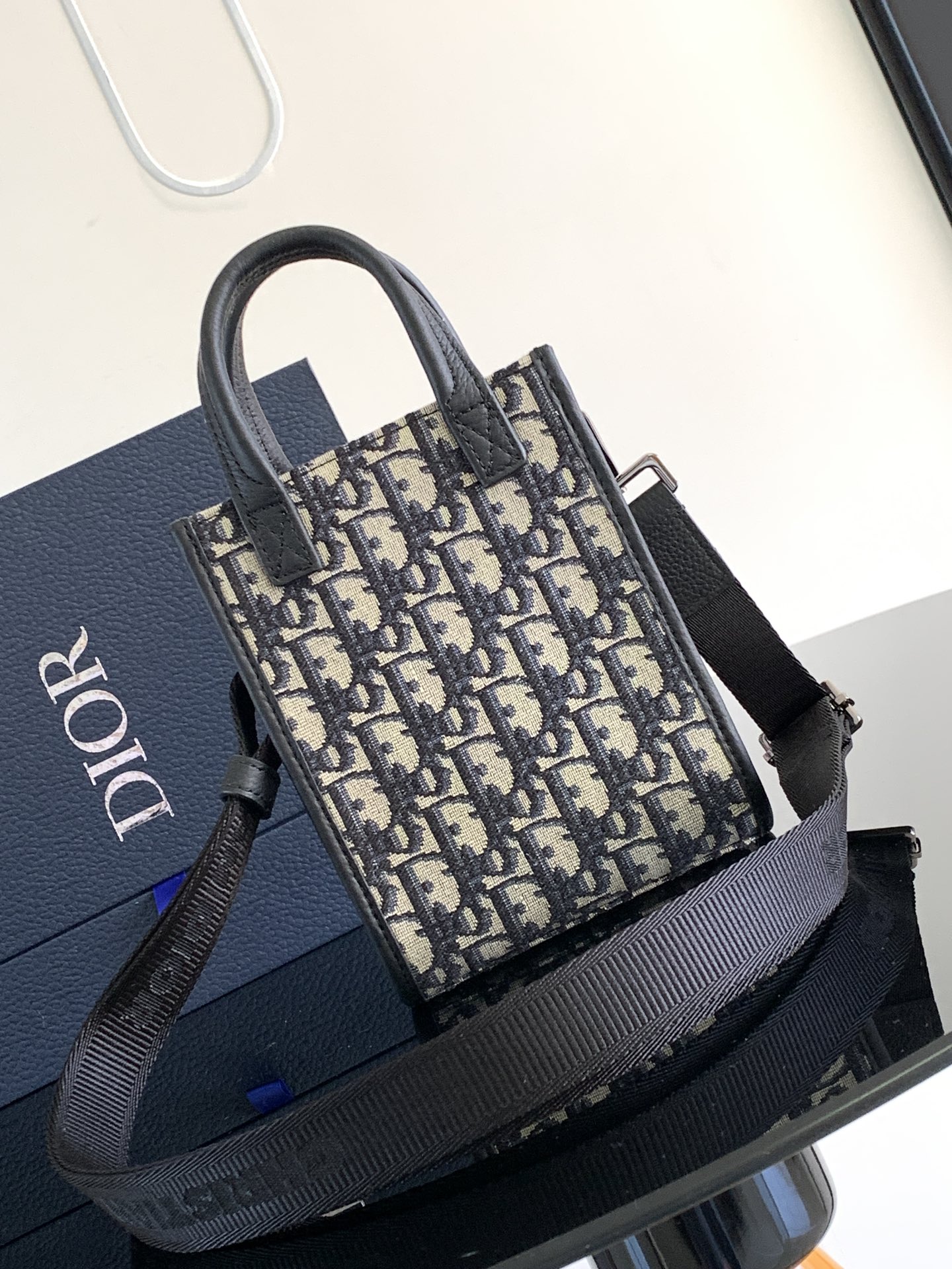 d*or safari Nor*h-south bag-14 x 19 x 6.5cm