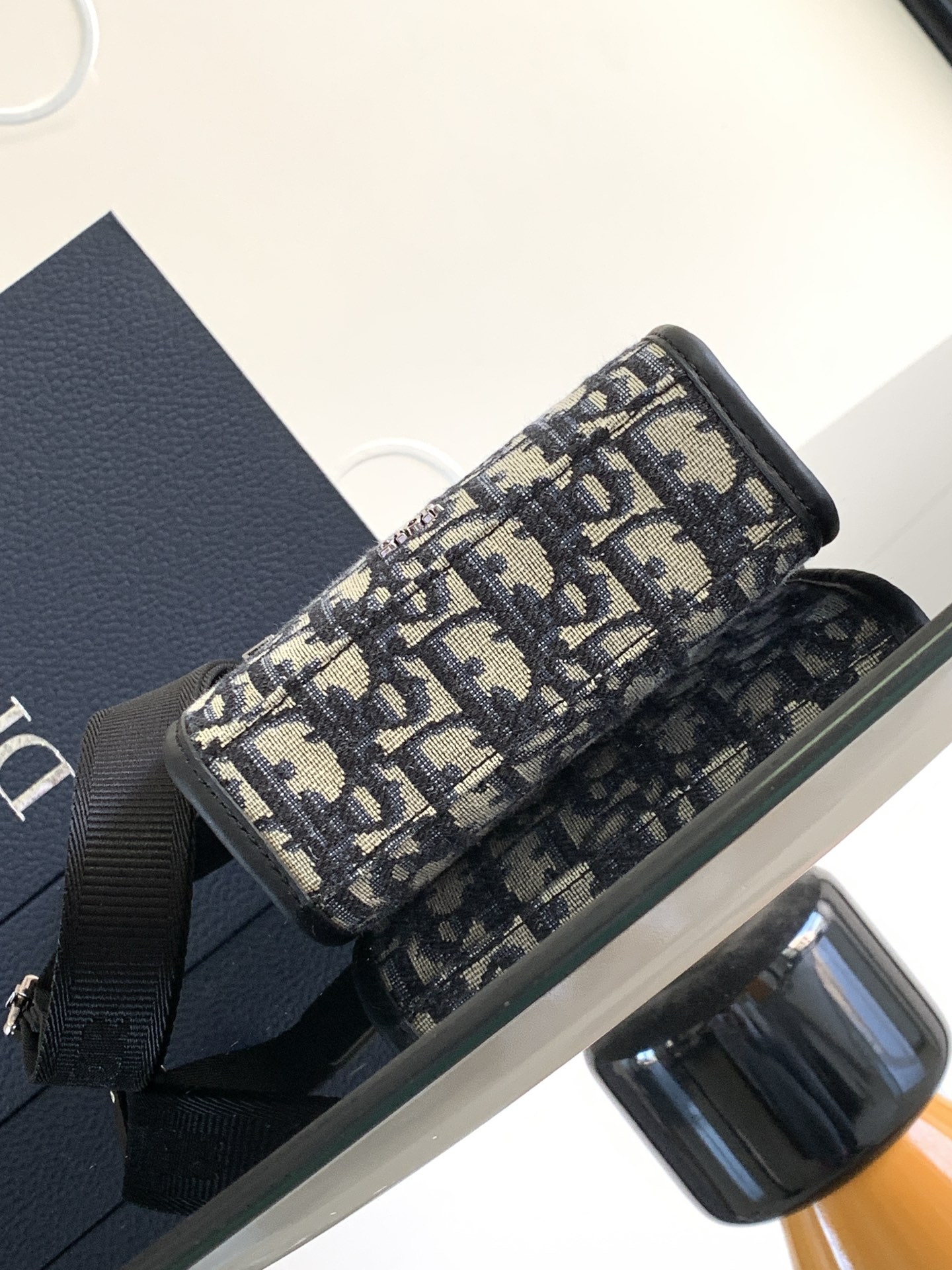 d*or safari Nor*h-south bag-14 x 19 x 6.5cm