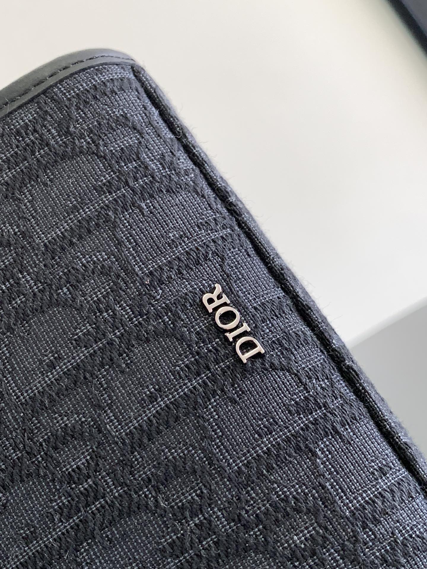 d*or safari Nor*h-south bag-14 x 19 x 6.5cm
