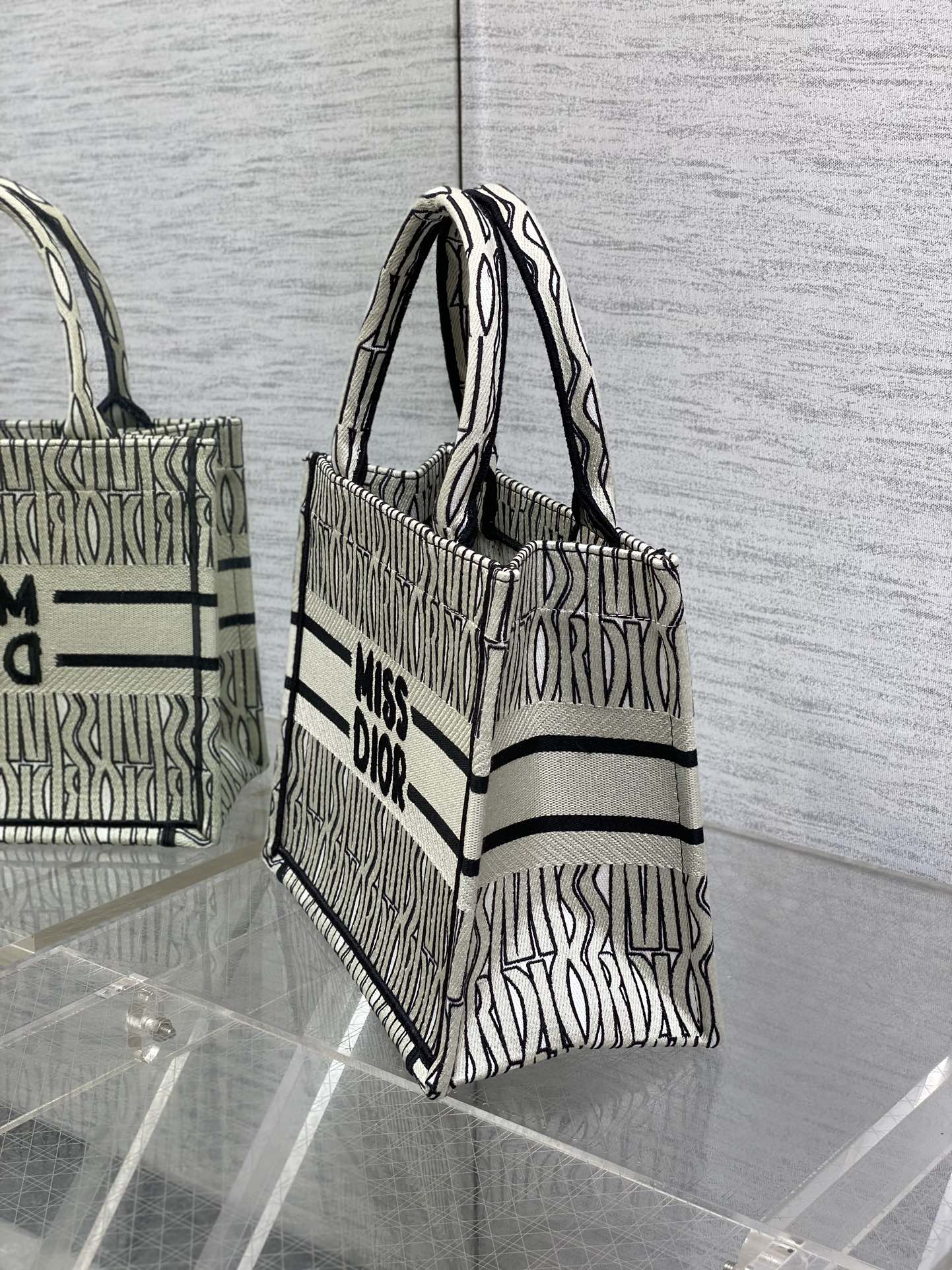 D*or small book tote-26*8*22cm