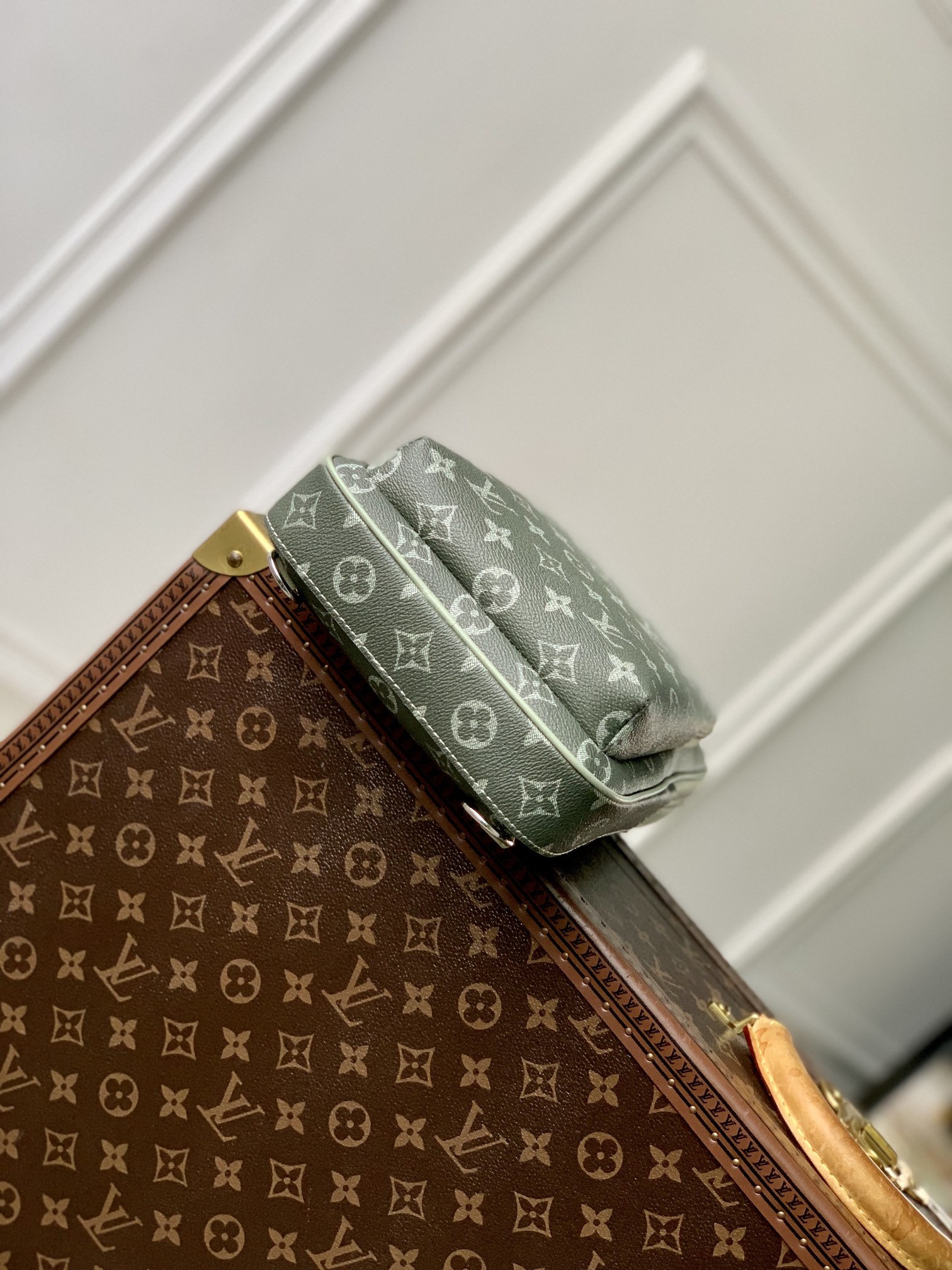 l0*is V*t0n slingbag pm -m11702-20×31×10cm