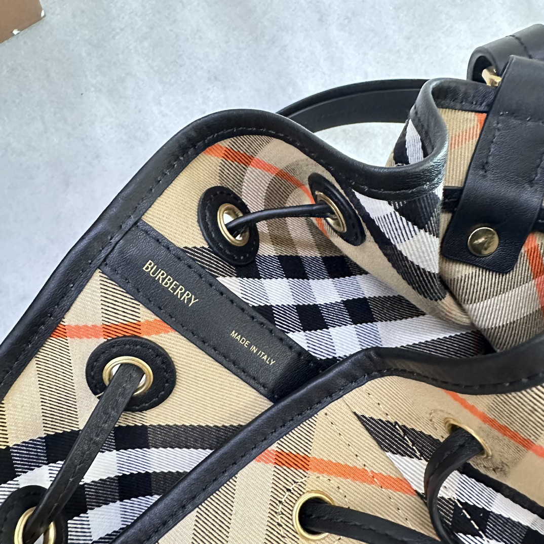 B**rry bucket bag-27.5 x 16 x 29cm