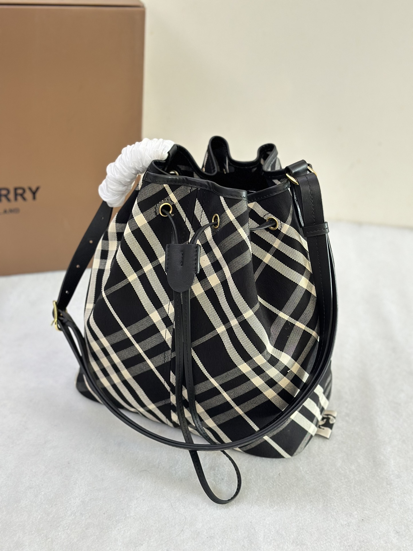 B**rry bucket bag-27.5 x 16 x 29cm