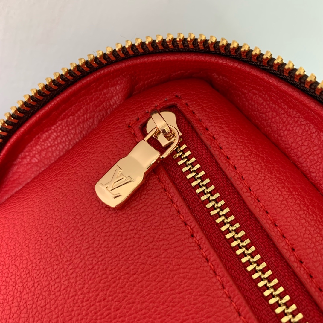 l0*is V*t0n nice bb cosmetis bag-18 x 14.5 x 24cm