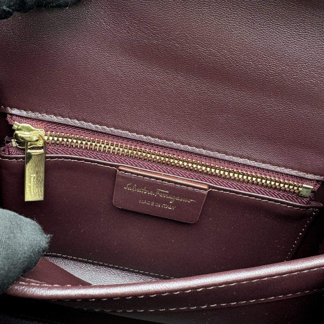Ferragamo Top-handle Bag-21*13*8.5CM