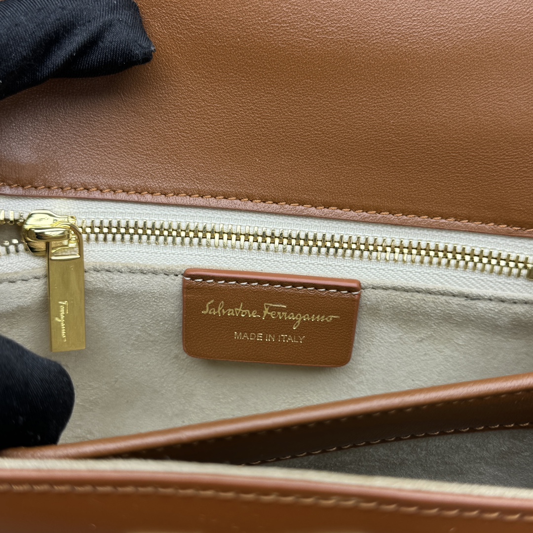 Ferragamo Top-handle Bag-21*13*8.5CM