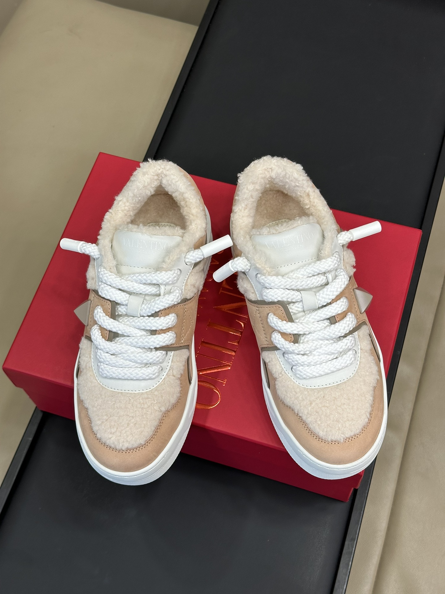Va1e*ntin0 sneakers