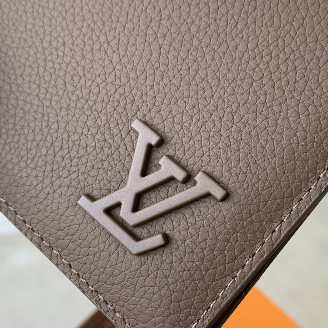 l0*is V*t0n aerogram wallet-8 x 11 x 1 cm