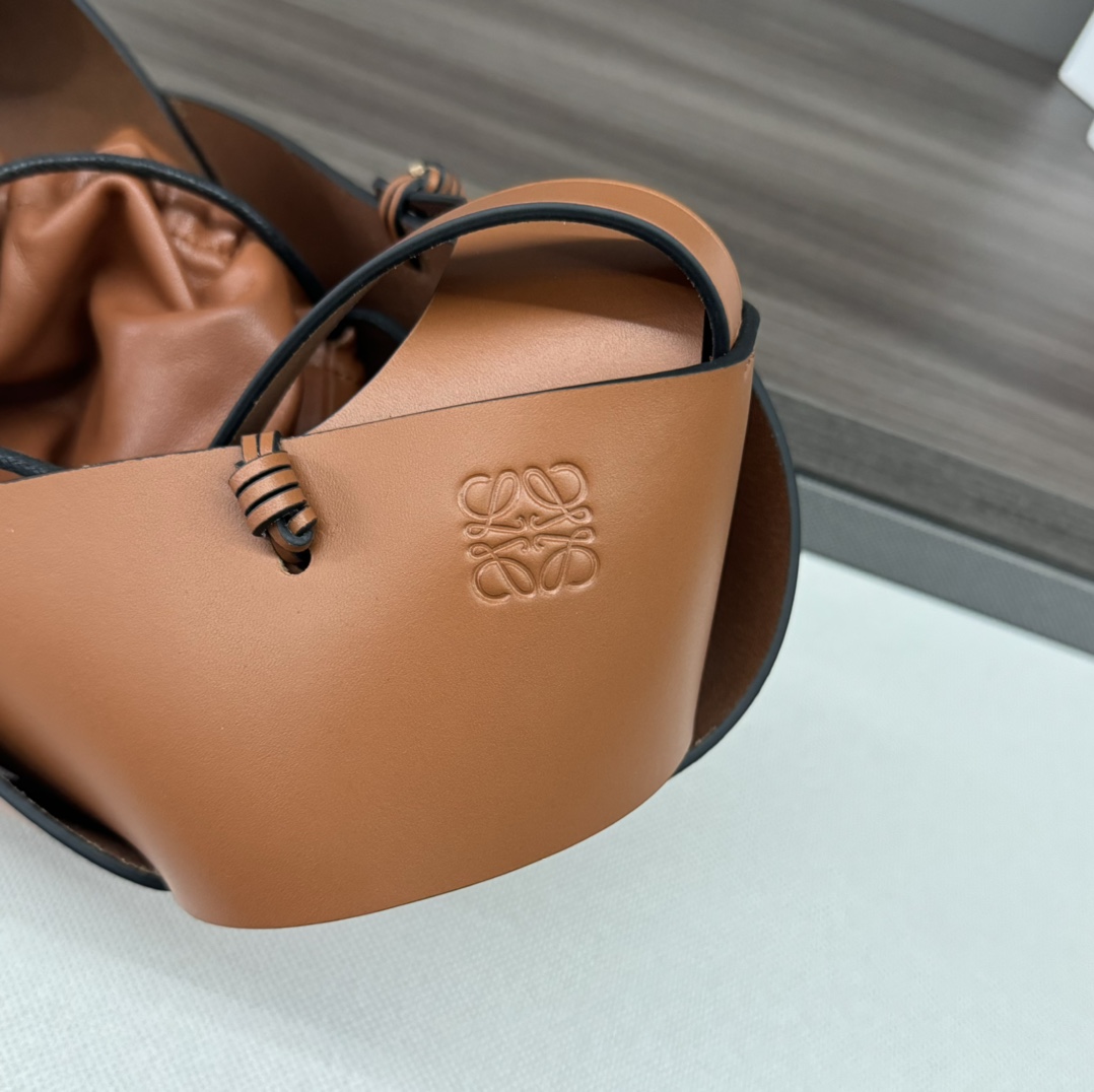 Lowee Debossed Textured Bag-38*18*17CＭ