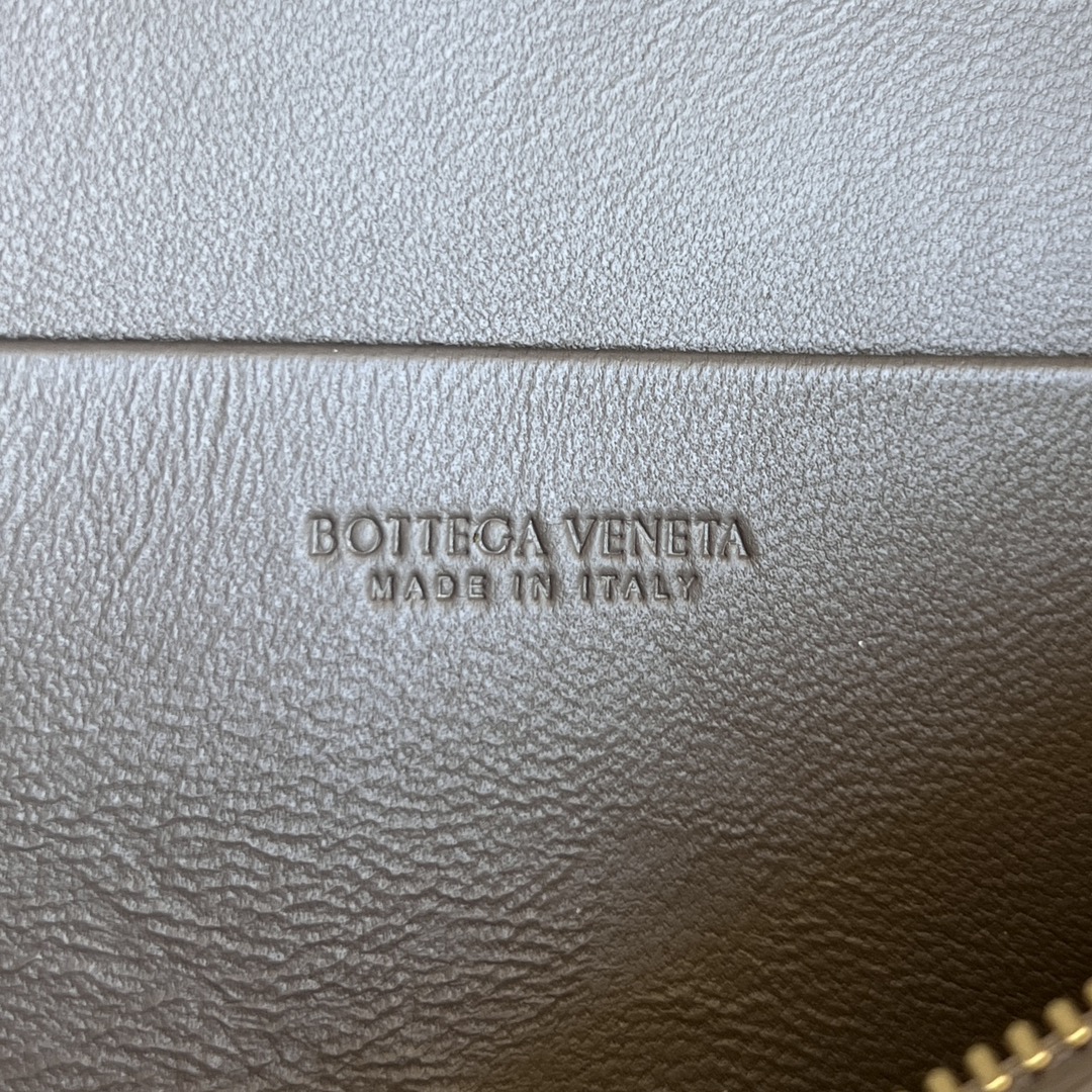 b0tt*ga Ven*ta vanity case bag-22x12.5x5cm