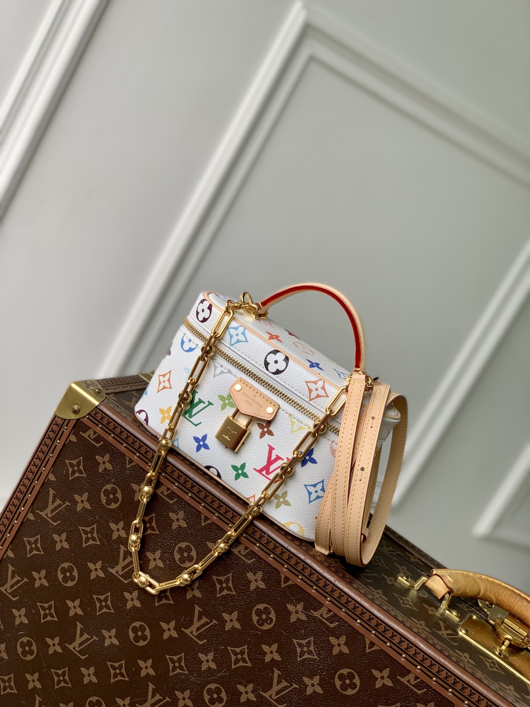 l0vis Vvtt0n vanity pouch -11.5 x 6.5 x 19cm