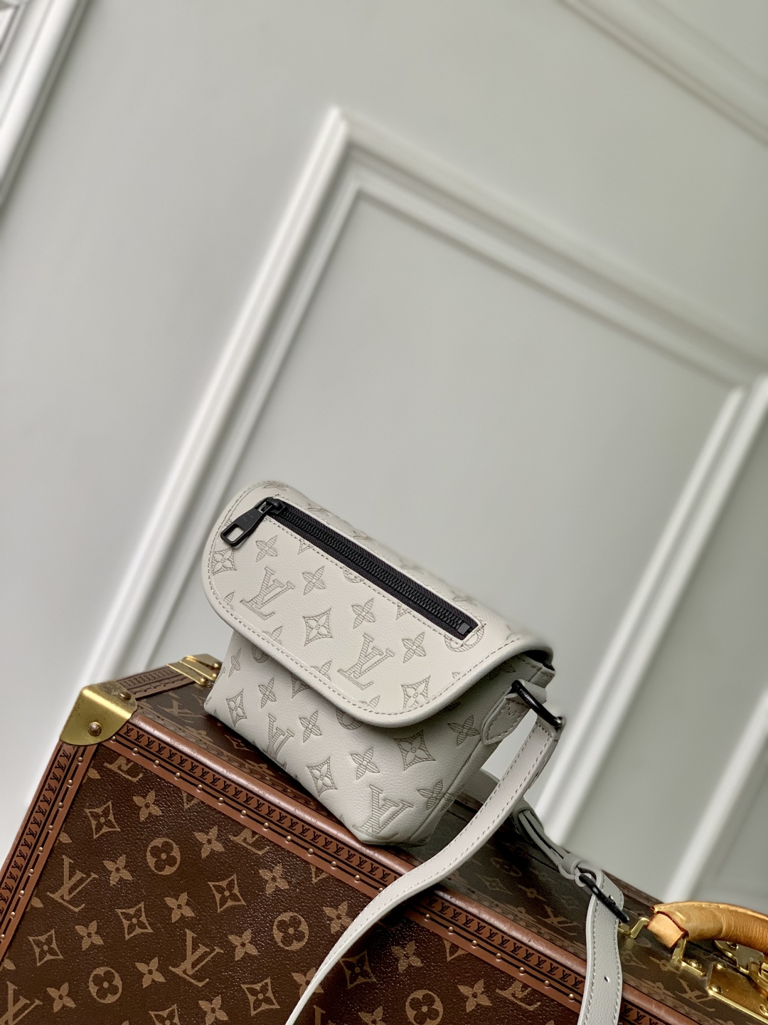 l0vis Vvtt0n pulse bag-m14794-16 x 5 x 22.5cm
