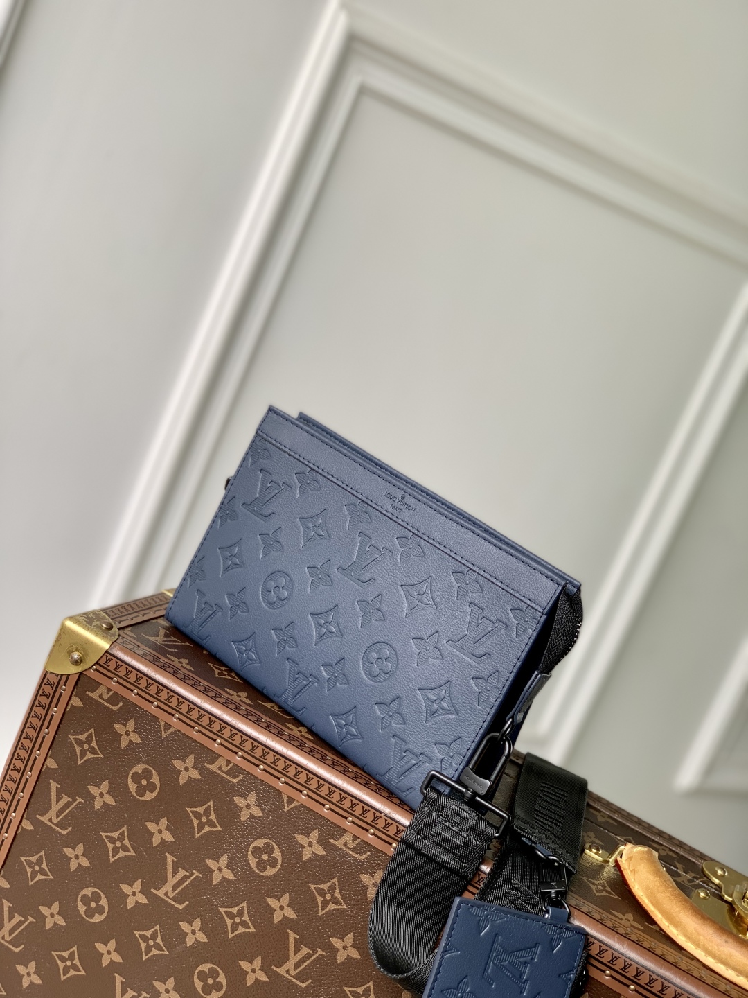 l0vis Vvtt0n m81115 gaston wearable wallet -22*14.5*4.5m