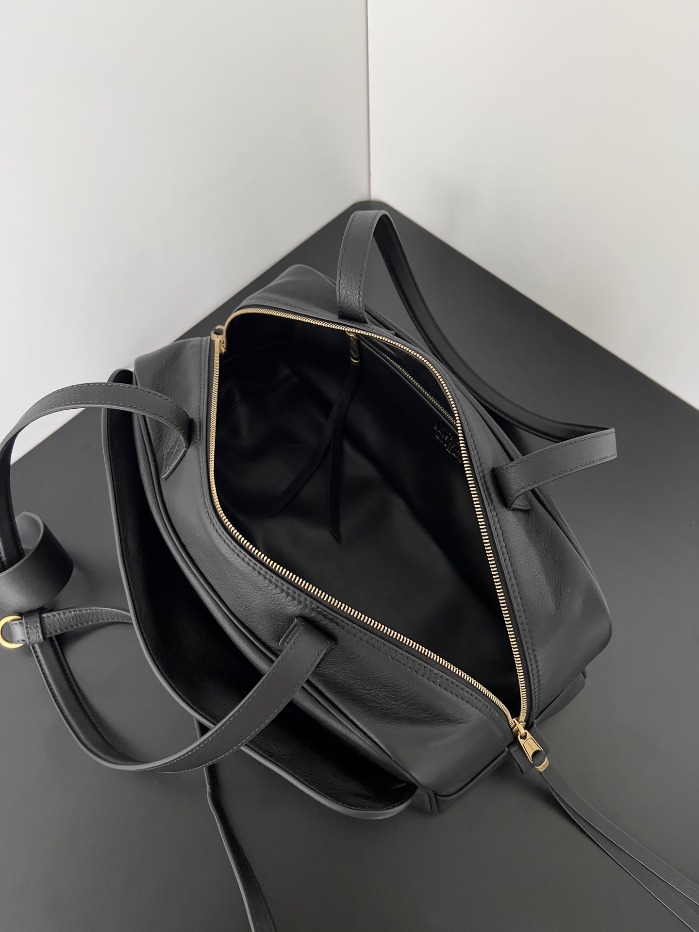 Ba1en*iaga carrie bag-30.9*11.9*11.9cm
