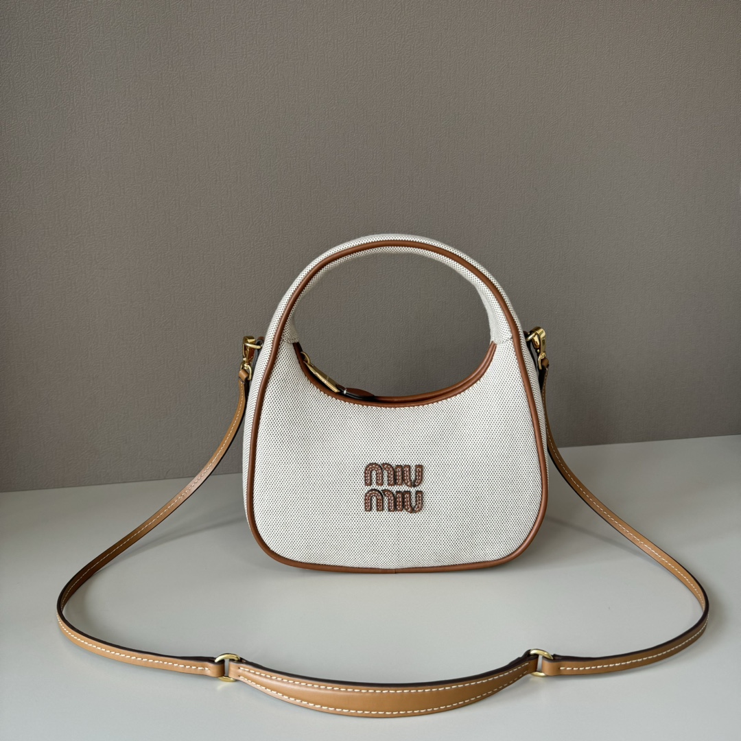 m1um1u M1vwaner bag--23 x 13 x 7cm