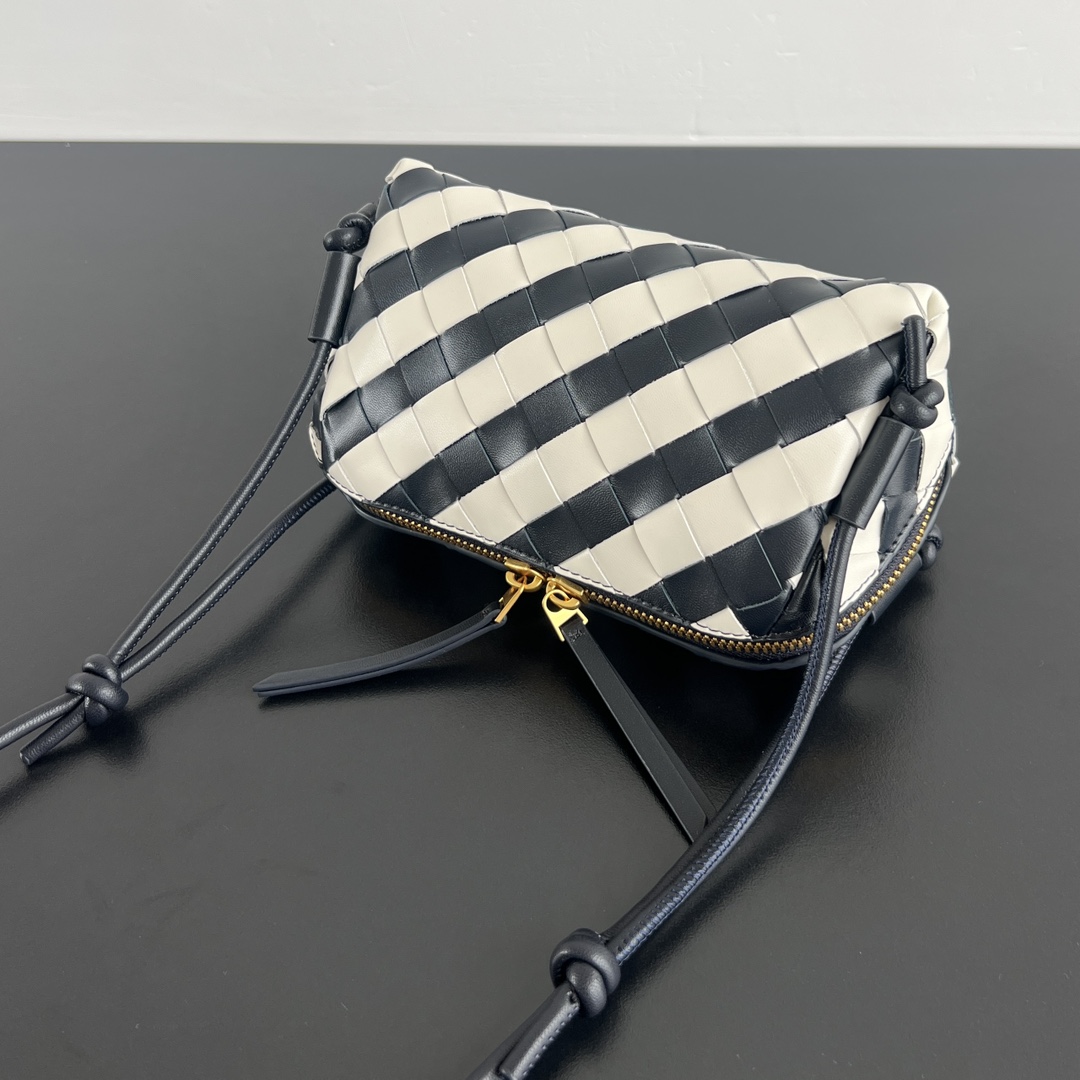 b0tt*ga Ven*ta concert striped leather pouch crossbody bag-18.5*11.5*8.5cm