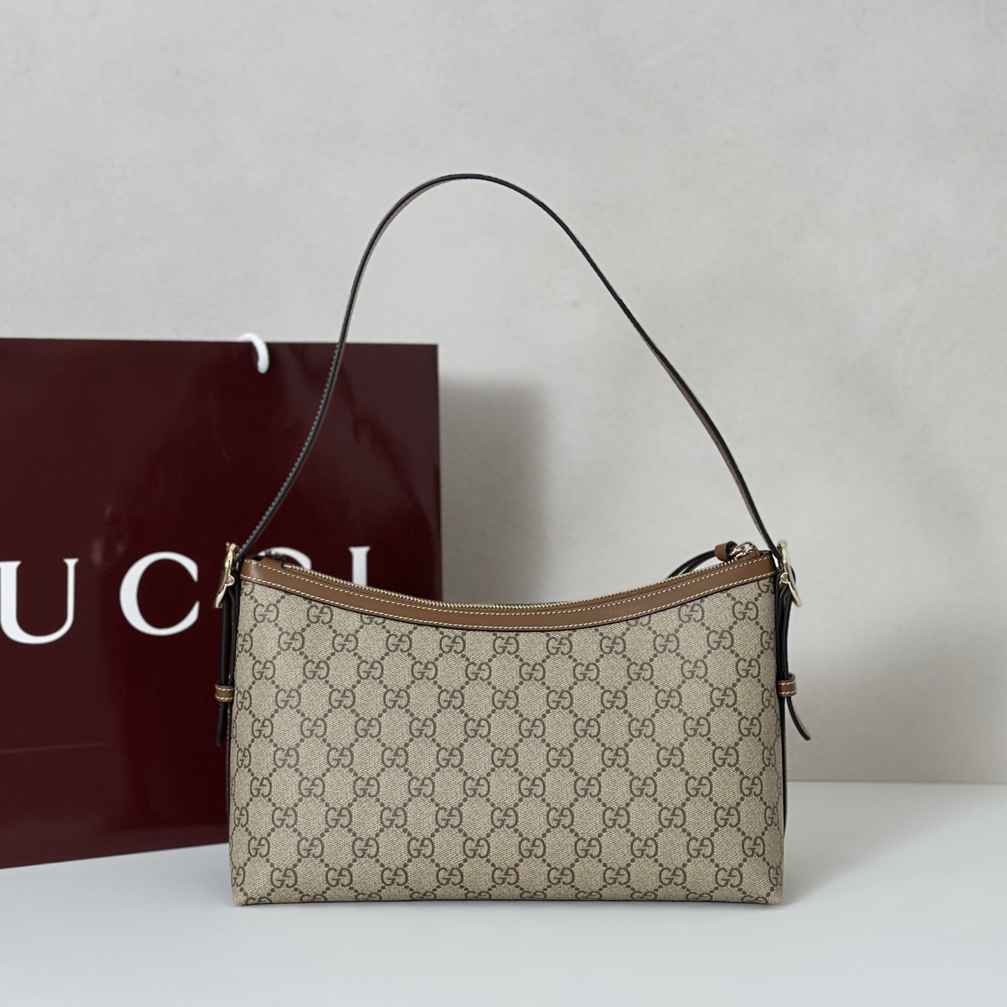 Gvc*1 medium emblem shoulder bag-30*19*11cm