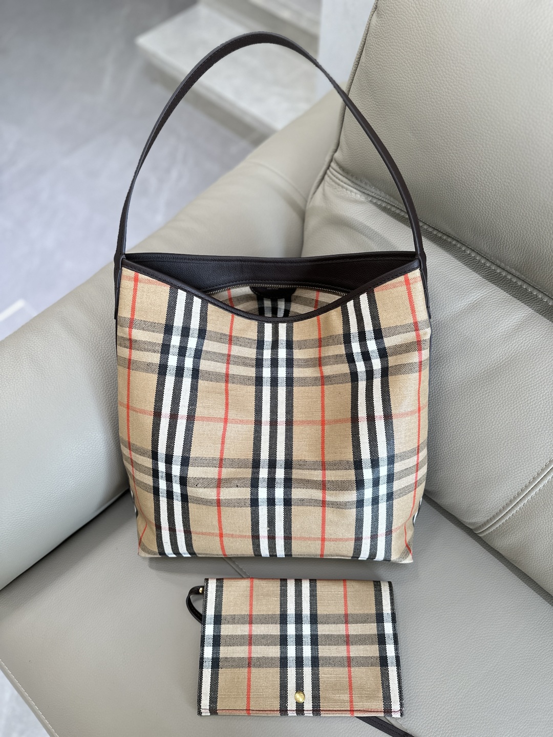 Bv*b*rry small highlands shoulder bag in sand-35.5× 15 x 38cm